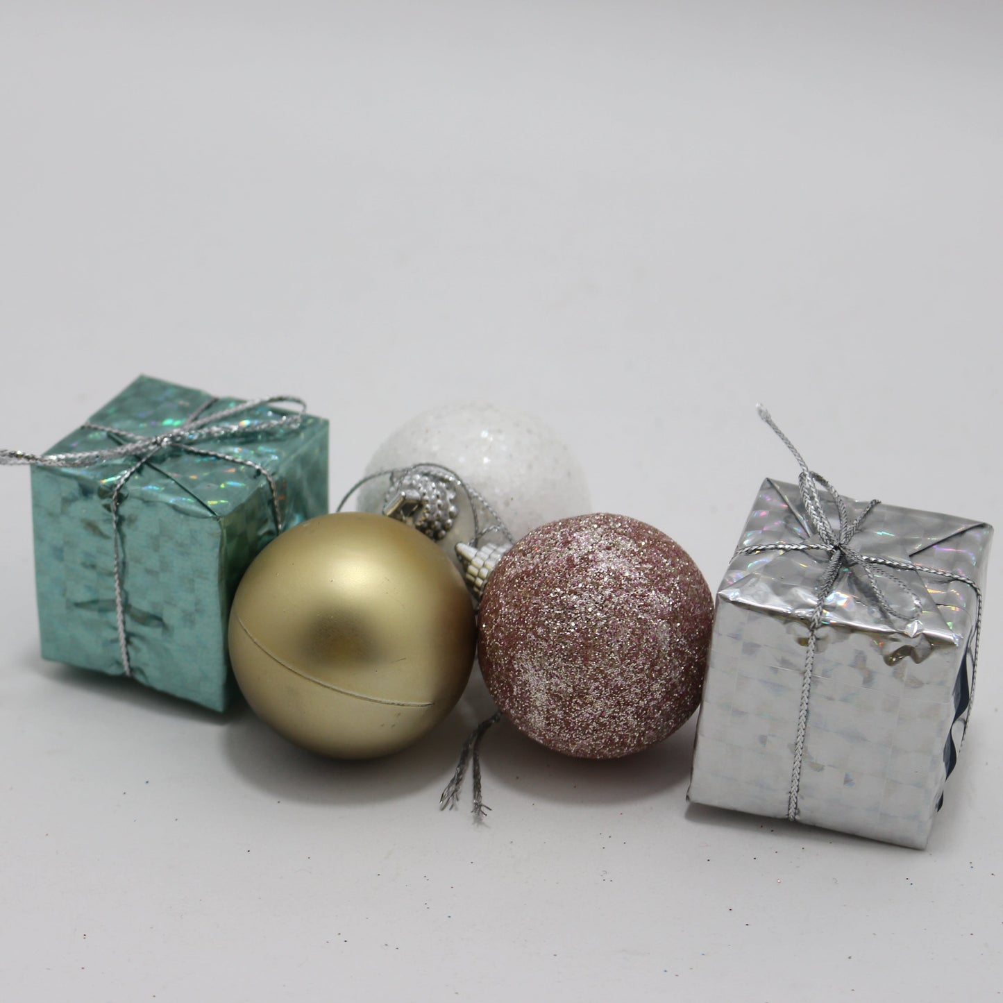 Set surtido de bolas navideñas + regalos